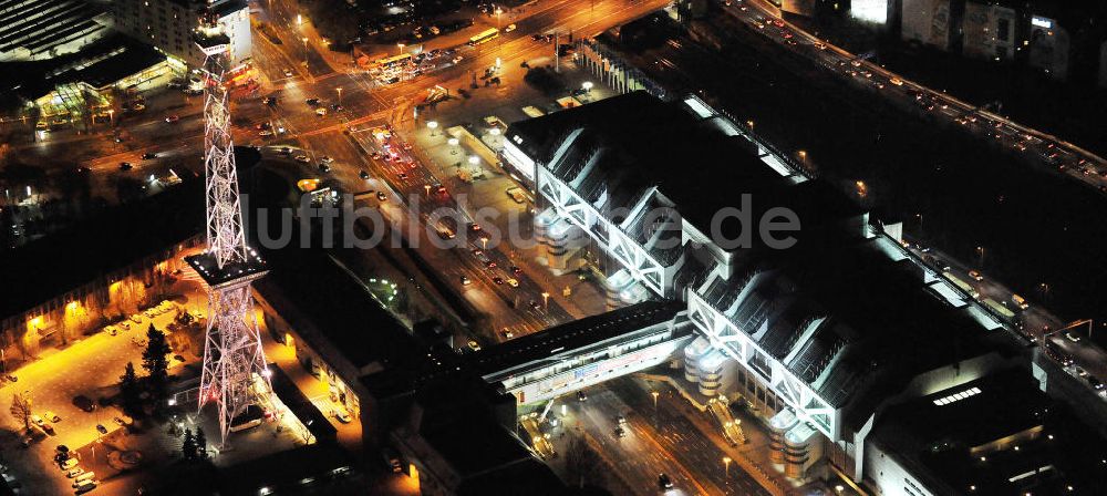 Berlin bei Nacht von oben - Nachtluftbild vom Areal des Funkturm / ICC im Messegelände in Berlin Charlottenburg