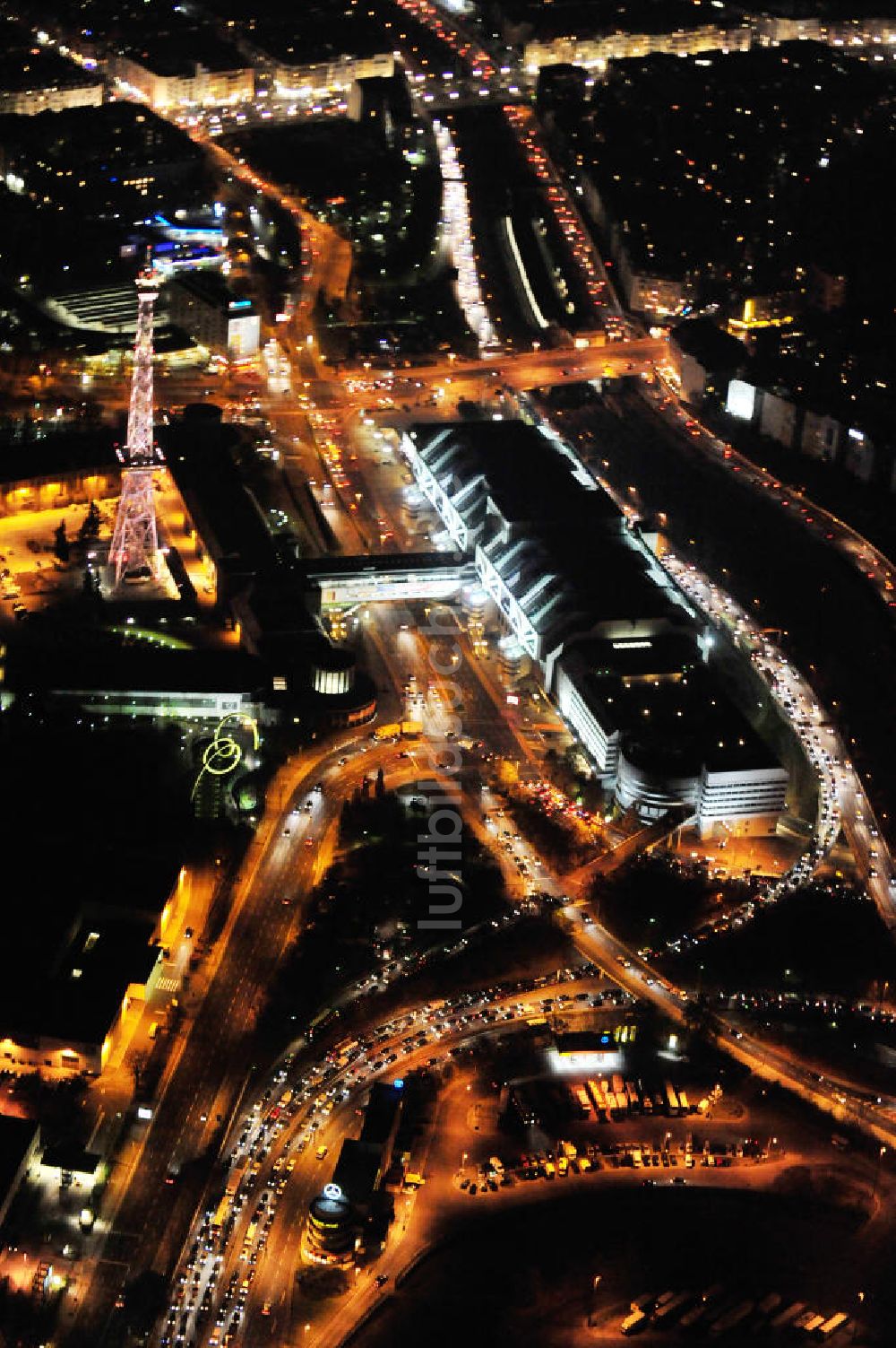 Berlin bei Nacht aus der Vogelperspektive: Nachtluftbild vom Areal des Funkturm / ICC im Messegelände in Berlin Charlottenburg