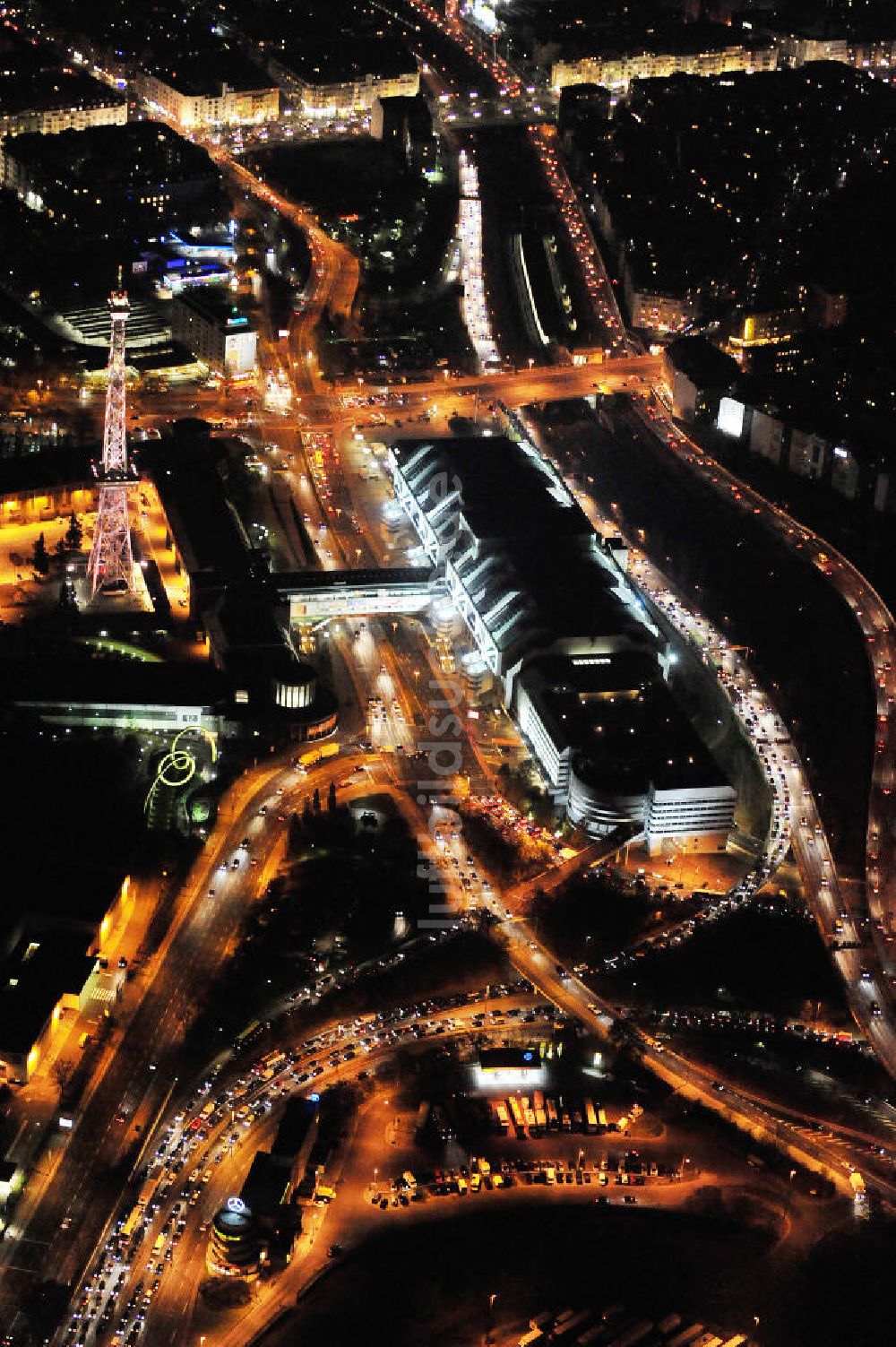 Nacht-Luftaufnahme Berlin - Nachtluftbild vom Areal des Funkturm / ICC im Messegelände in Berlin Charlottenburg