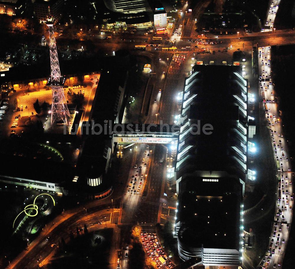 Berlin bei Nacht von oben - Nachtluftbild vom Areal des Funkturm / ICC im Messegelände in Berlin Charlottenburg