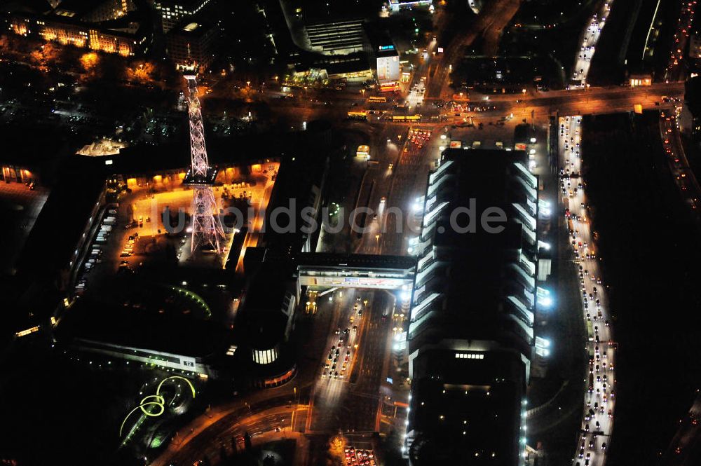 Berlin bei Nacht aus der Vogelperspektive: Nachtluftbild vom Areal des Funkturm / ICC im Messegelände in Berlin Charlottenburg