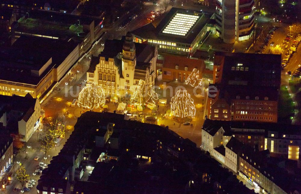 Gladbeck bei Nacht aus der Vogelperspektive: Nachtluftbild vom Areal des Nikolausmarkt / Weihnachtsmarkt Gladbeck am Rathaus der Stadt