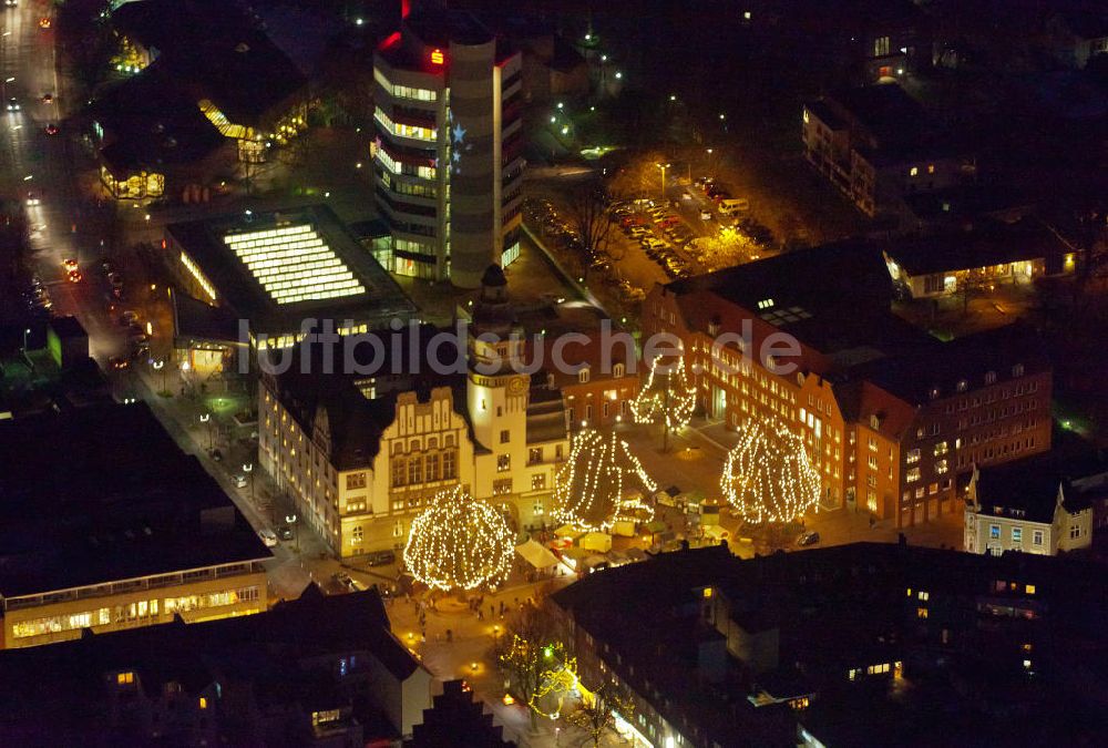 Nacht-Luftaufnahme Gladbeck - Nachtluftbild vom Areal des Nikolausmarkt / Weihnachtsmarkt Gladbeck am Rathaus der Stadt