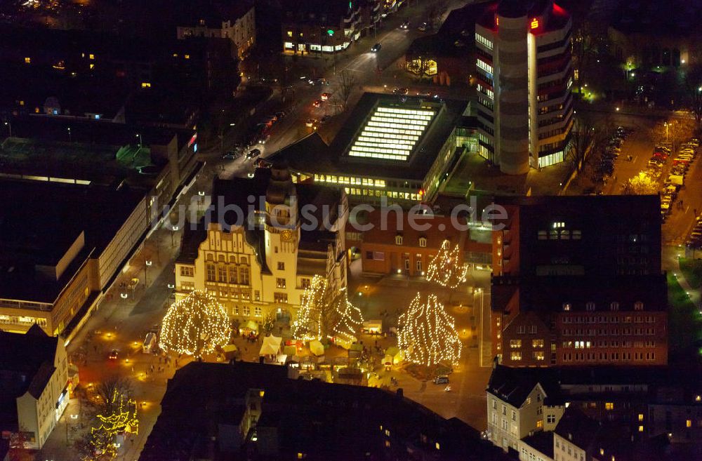 Gladbeck bei Nacht von oben - Nachtluftbild vom Areal des Nikolausmarkt / Weihnachtsmarkt Gladbeck am Rathaus der Stadt