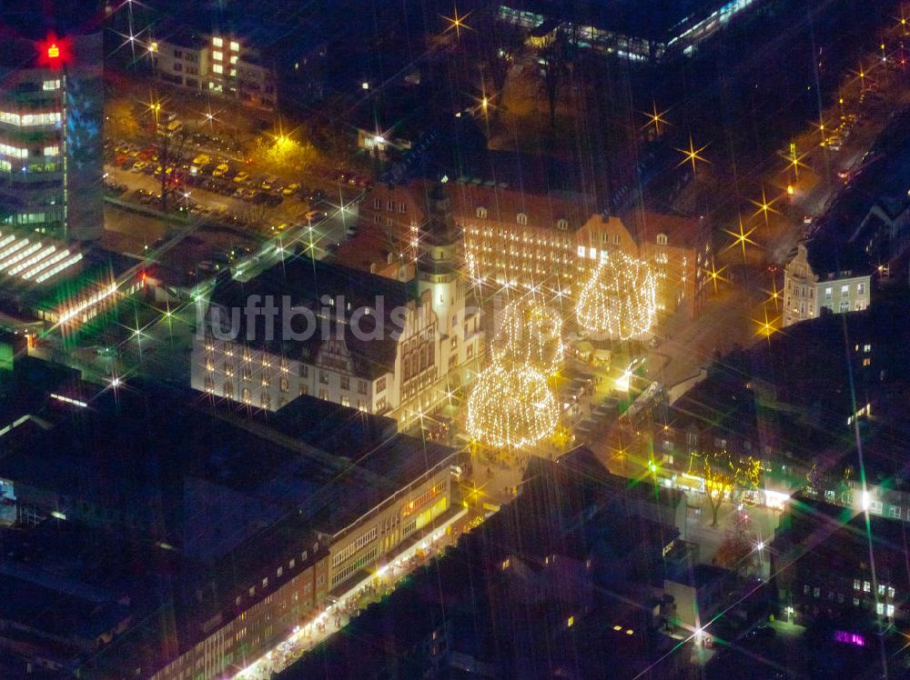 Gladbeck bei Nacht aus der Vogelperspektive: Nachtluftbild vom Areal des Nikolausmarkt / Weihnachtsmarkt Gladbeck am Rathaus der Stadt