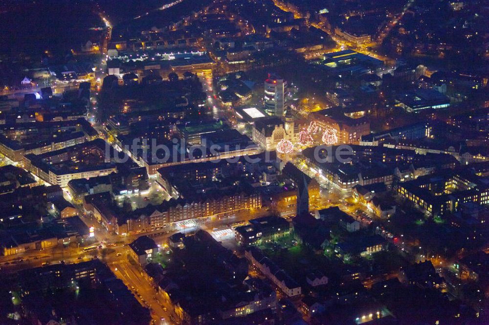 Gladbeck bei Nacht aus der Vogelperspektive: Nachtluftbild vom Areal des Nikolausmarkt / Weihnachtsmarkt Gladbeck am Rathaus der Stadt