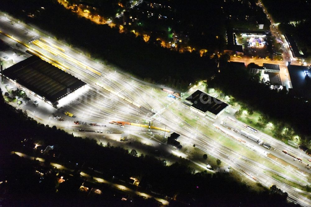 Berlin bei Nacht von oben - Nachtluftbild vom U-Bahn Depot an der Gutschmidtstraße im Bezirk Britz in Berlin