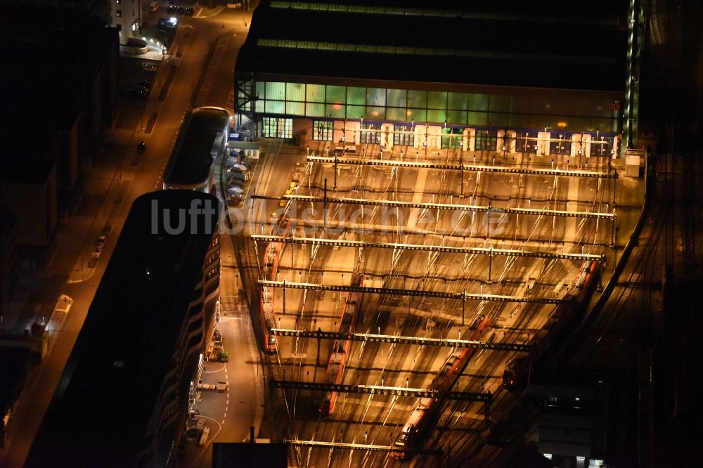 Nacht-Luftaufnahme Frankfurt am Main - Nachtluftbild vom Bahnbetriebswerk und Ausbesserungswerk von Zügen des Personentransportes in Frankfurt am Main im Bundesland Hessen