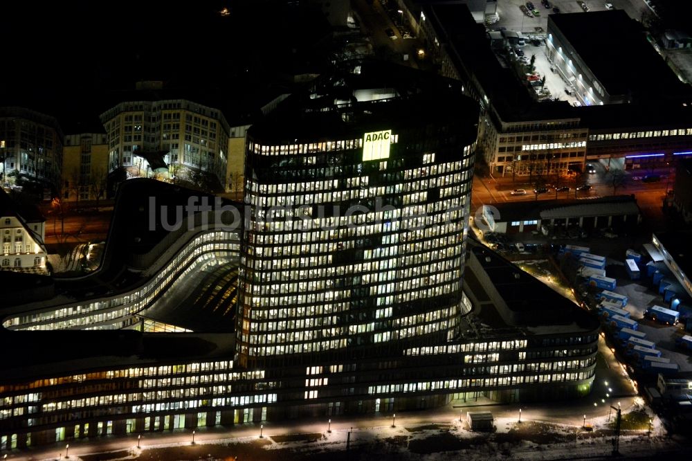 München bei Nacht von oben - Nachtluftbild vom beleuchteten Neubau- Hochhaus ADAC Zentrale in München im Bundesland Bayern