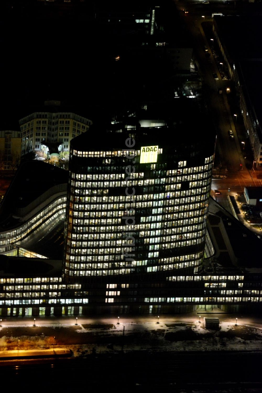 München bei Nacht aus der Vogelperspektive: Nachtluftbild vom beleuchteten Neubau- Hochhaus ADAC Zentrale in München im Bundesland Bayern