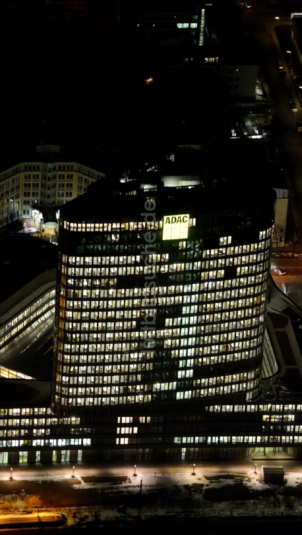 Nachtluftbild München - Nachtluftbild vom beleuchteten Neubau- Hochhaus ADAC Zentrale in München im Bundesland Bayern