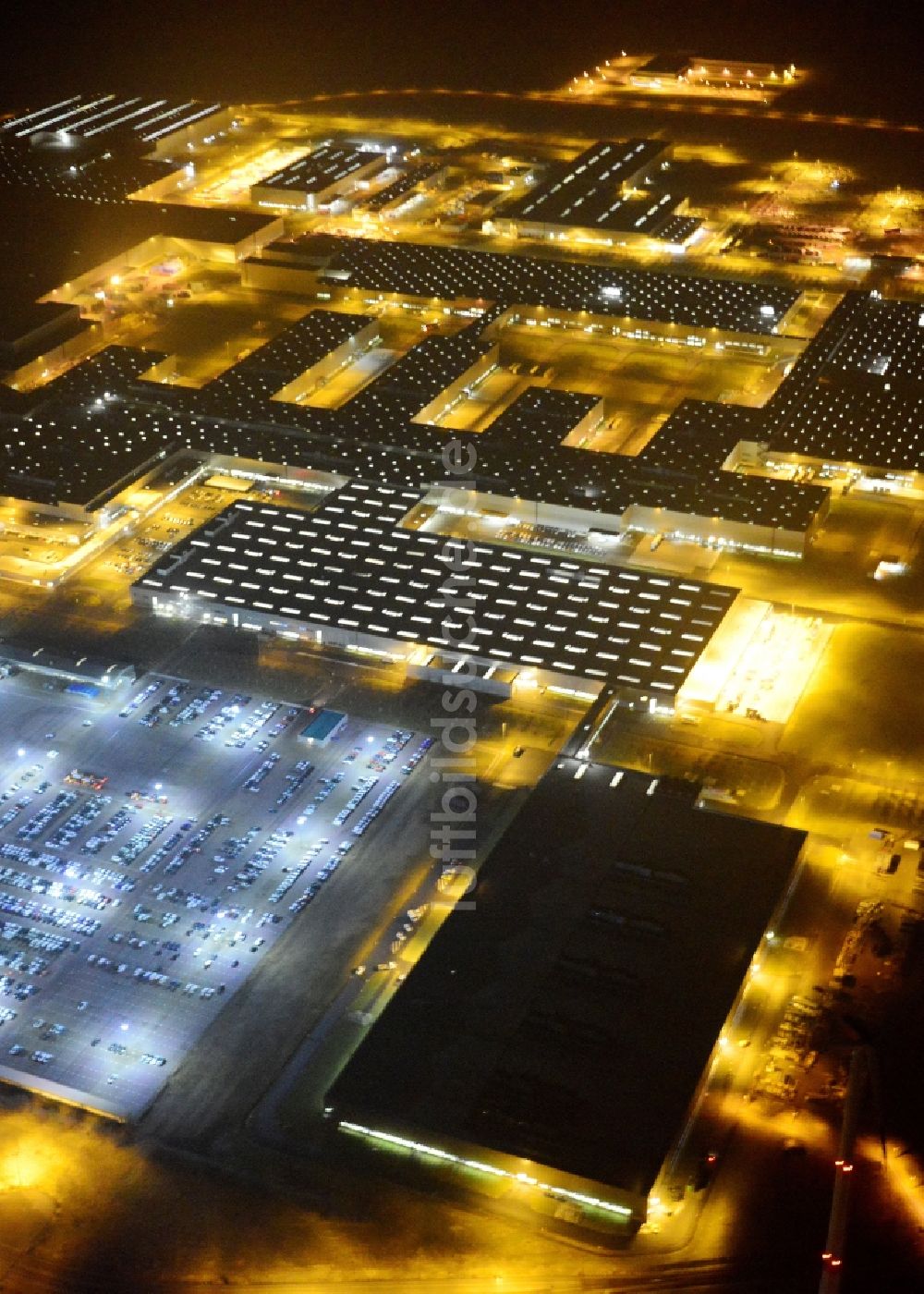 Leipzig bei Nacht aus der Vogelperspektive: Nachtluftbild vom BMW Werk / Plant Leipzig im Bundesland Sachsen