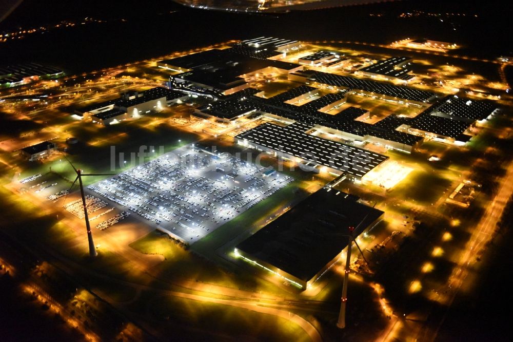 Leipzig bei Nacht aus der Vogelperspektive: Nachtluftbild vom BMW Werk / Plant Leipzig im Bundesland Sachsen