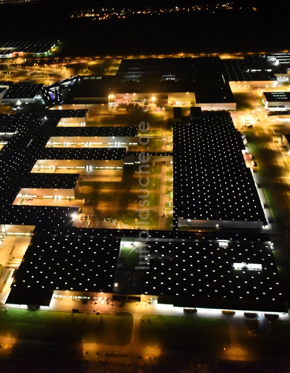 Leipzig bei Nacht von oben - Nachtluftbild vom BMW Werk / Plant Leipzig im Bundesland Sachsen