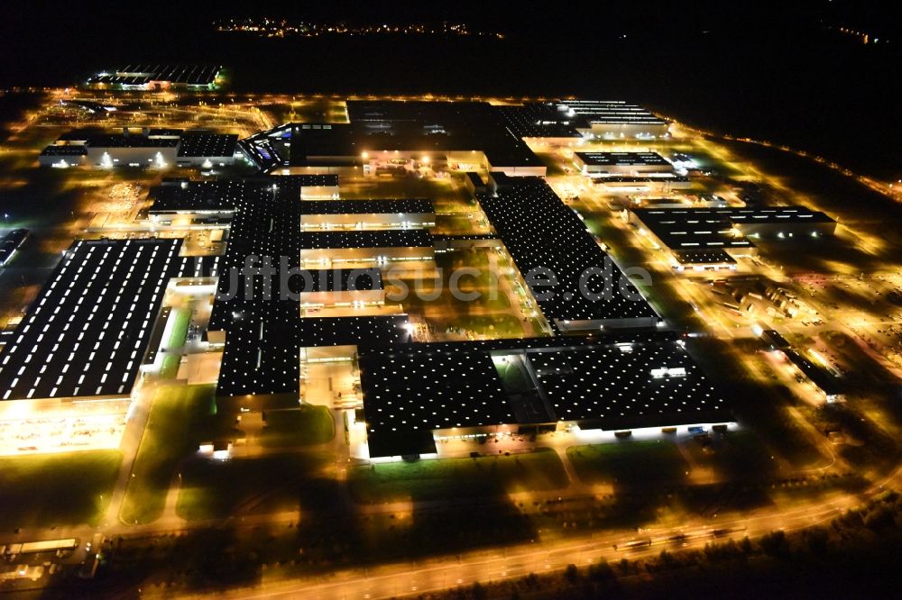 Leipzig bei Nacht aus der Vogelperspektive: Nachtluftbild vom BMW Werk / Plant Leipzig im Bundesland Sachsen