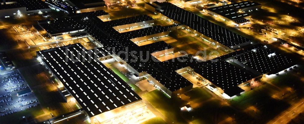 Nacht-Luftaufnahme Leipzig - Nachtluftbild vom BMW Werk / Plant Leipzig im Bundesland Sachsen