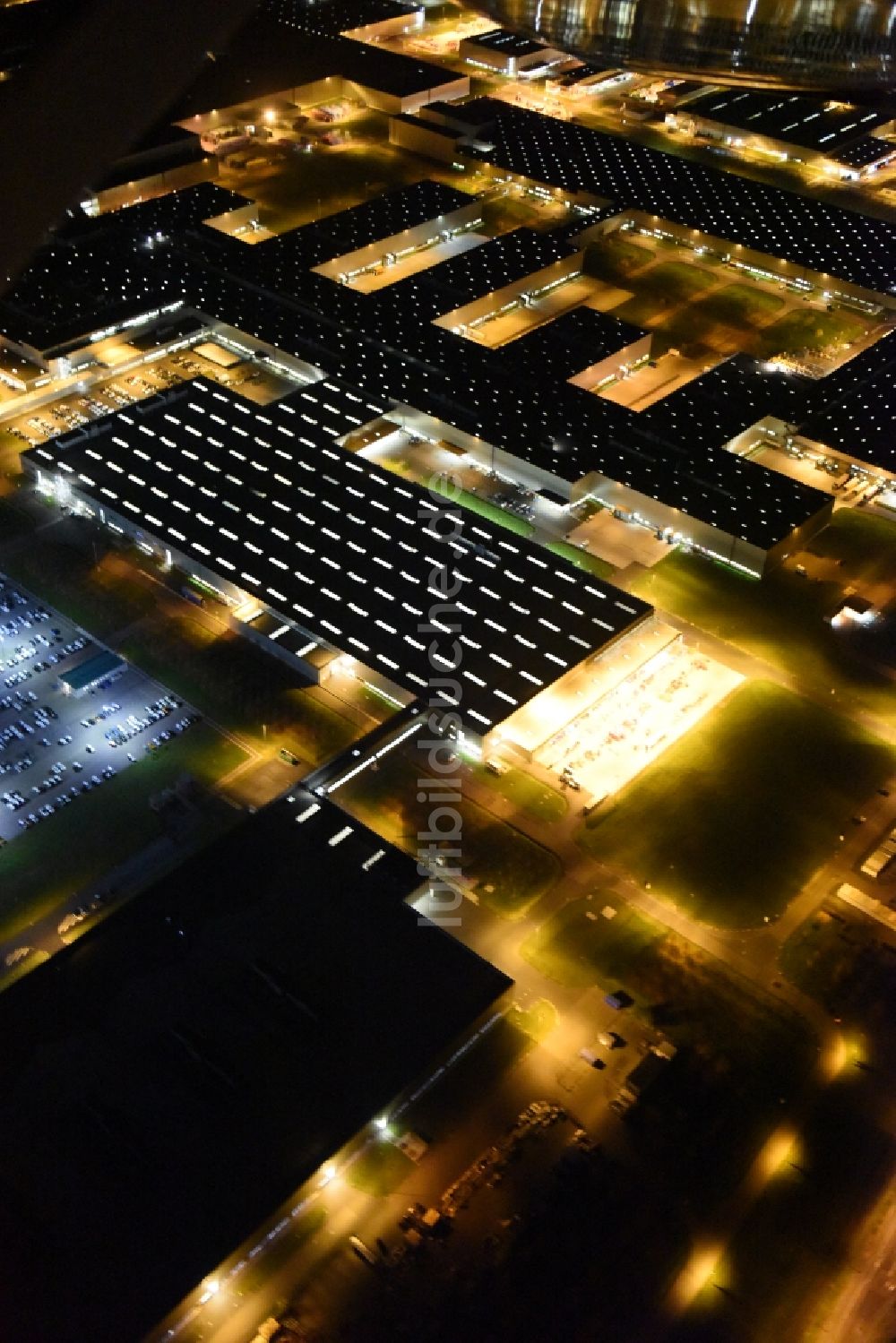 Leipzig bei Nacht von oben - Nachtluftbild vom BMW Werk / Plant Leipzig im Bundesland Sachsen