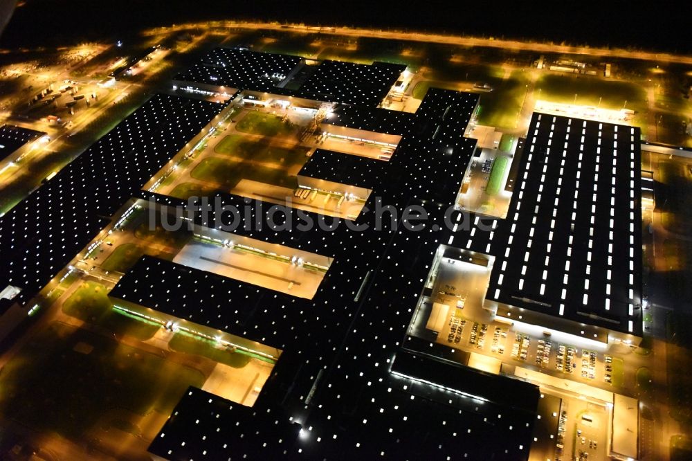 Leipzig bei Nacht aus der Vogelperspektive: Nachtluftbild vom BMW Werk / Plant Leipzig im Bundesland Sachsen