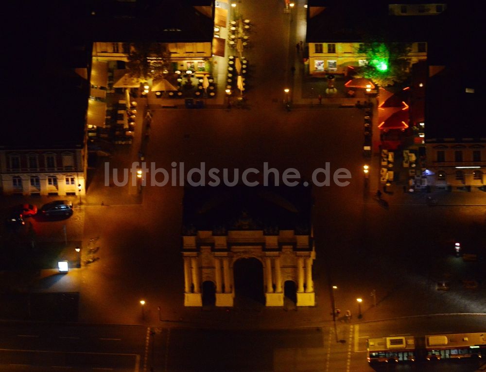 Nacht-Luftaufnahme Potsdam - Nachtluftbild vom Brandenburger Tor in Potsdam im Bundesland Brandenburg