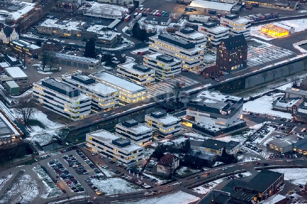 Kleve bei Nacht aus der Vogelperspektive: Nachtluftbild vom Campus Hochschule Rhein-Waal am Landwehr in Kleve im Bundesland Nordrhein-Westfalen