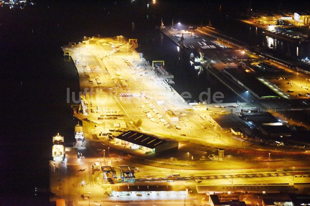 Nacht-Luftaufnahme Rostock - Nachtluftbild vom Containerterminal im Containerhafen am Unterwarnow in Rostock im Bundesland Mecklenburg-Vorpommern