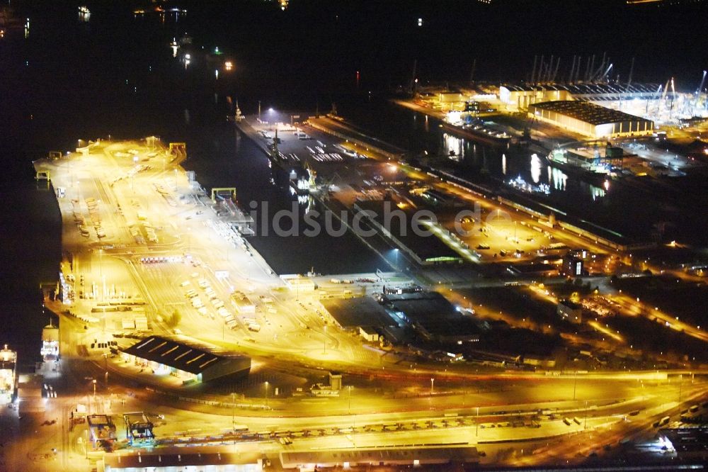 Rostock bei Nacht von oben - Nachtluftbild vom Containerterminal im Containerhafen am Unterwarnow in Rostock im Bundesland Mecklenburg-Vorpommern