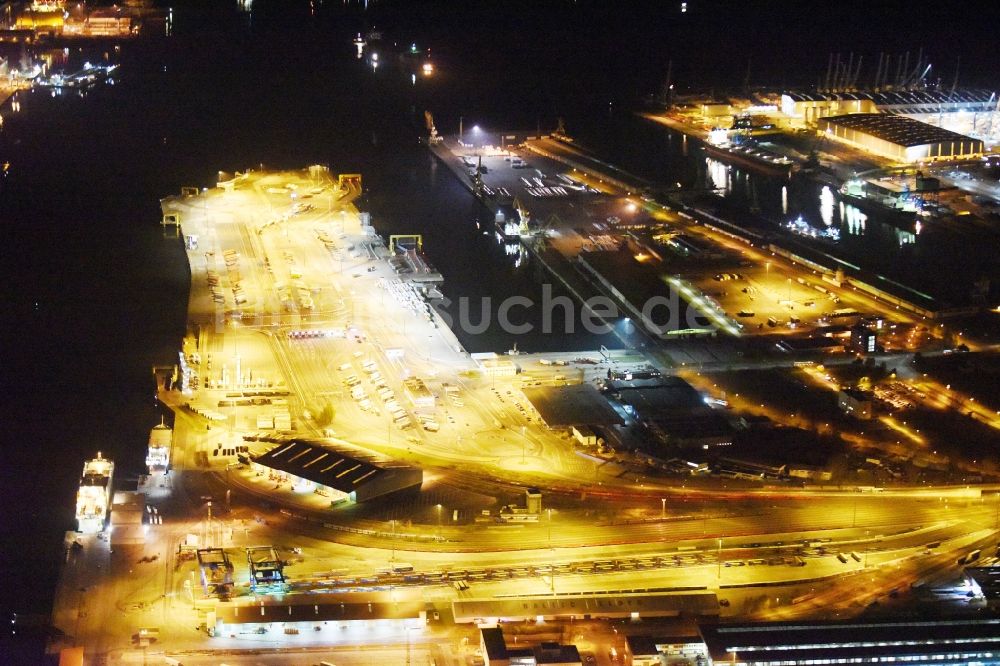 Nacht-Luftaufnahme Rostock - Nachtluftbild vom Containerterminal im Containerhafen am Unterwarnow in Rostock im Bundesland Mecklenburg-Vorpommern