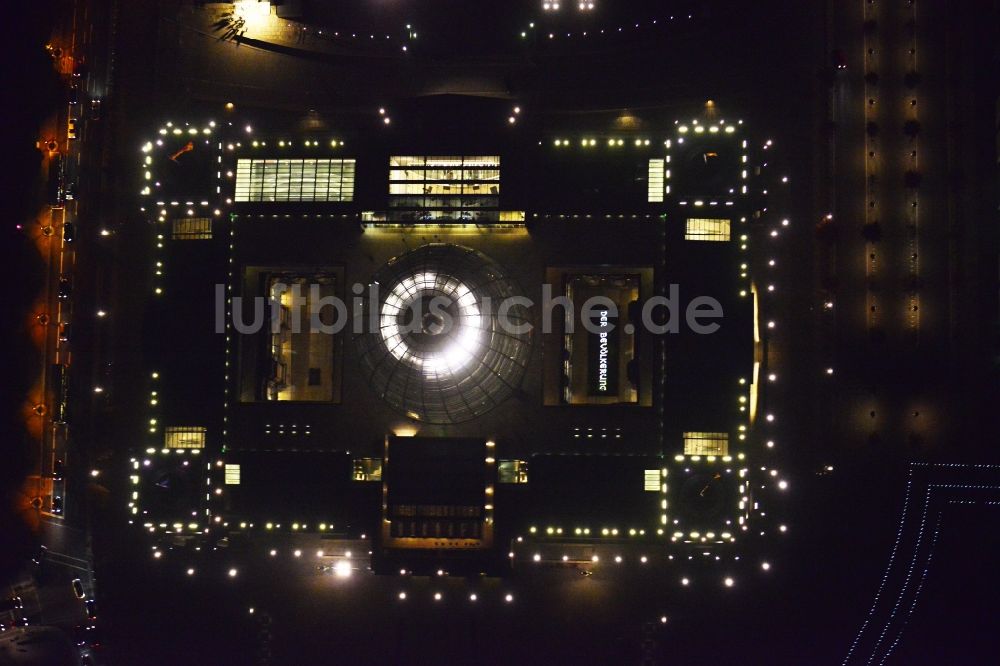 Berlin Mitte bei Nacht aus der Vogelperspektive: Nachtluftbild vom Dach und der Kuppel des Berliner Reichstag am Spreebogen in Berlin - Mitte