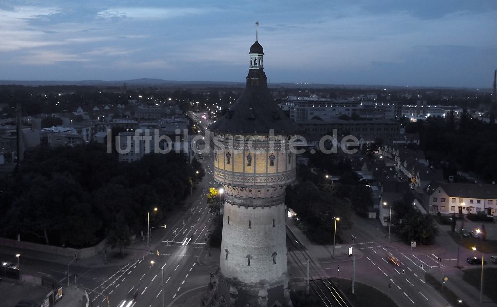 Halle (Saale) bei Nacht aus der Vogelperspektive: Nachtluftbild vom denkmalgeschützten Turmbauwerk des Wasserturm-Nord in Halle (Saale) im Bundesland Sachsen-Anhalt