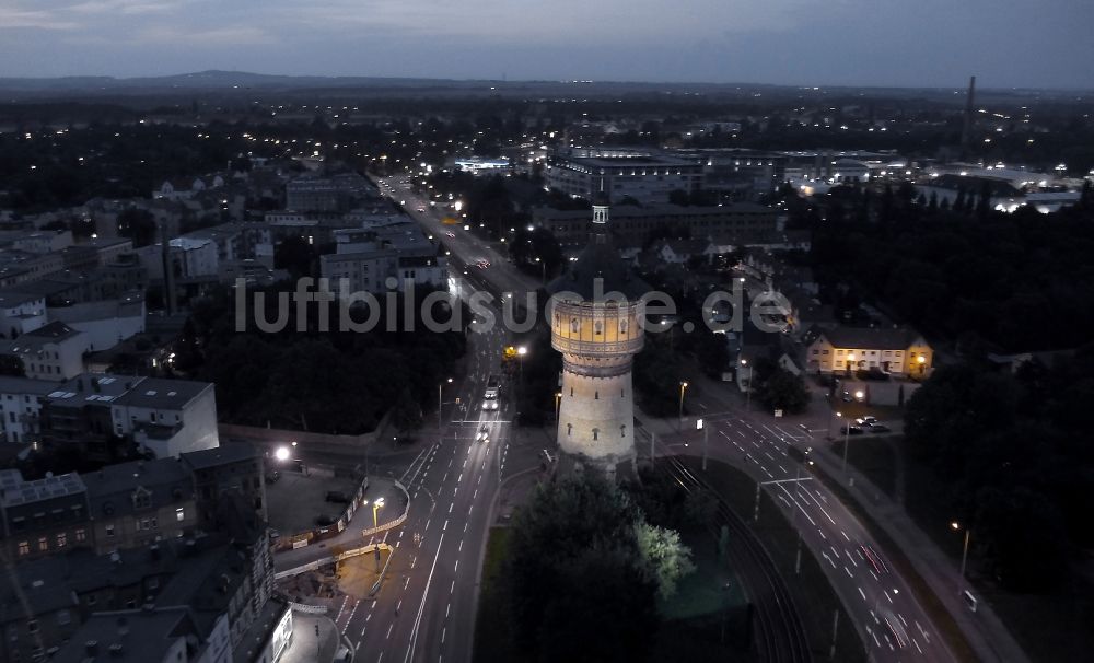 Nachtluftbild Halle (Saale) - Nachtluftbild vom denkmalgeschützten Turmbauwerk des Wasserturm-Nord in Halle (Saale) im Bundesland Sachsen-Anhalt