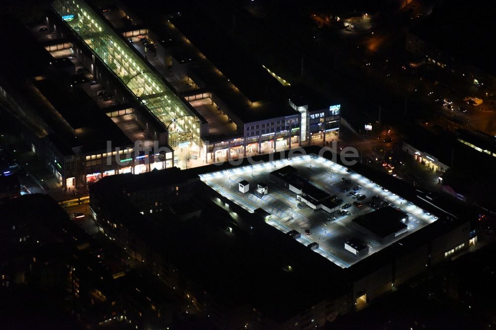 Nachtluftbild Berlin - Nachtluftbild vom Einkaufszentrum am Elcknerplatz am Bahnhof Berlin - Köpenick