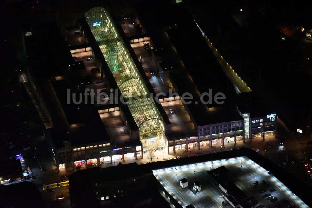 Nacht-Luftaufnahme Berlin - Nachtluftbild vom Einkaufszentrum am Elcknerplatz am Bahnhof Berlin - Köpenick