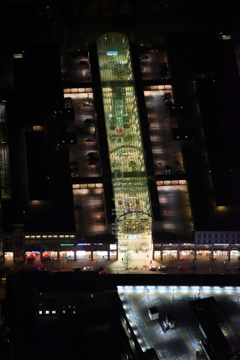 Berlin bei Nacht von oben - Nachtluftbild vom Einkaufszentrum am Elcknerplatz am Bahnhof Berlin - Köpenick