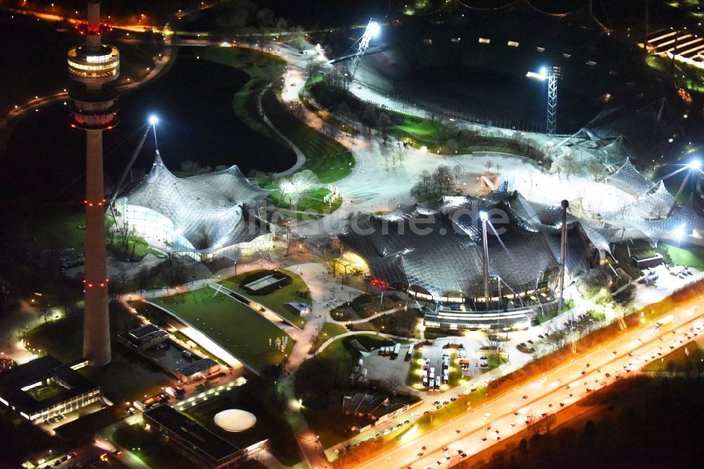 München bei Nacht von oben - Nachtluftbild vom Ensemble der Sportanlagen im Olympiapark in München im Bundesland Bayern