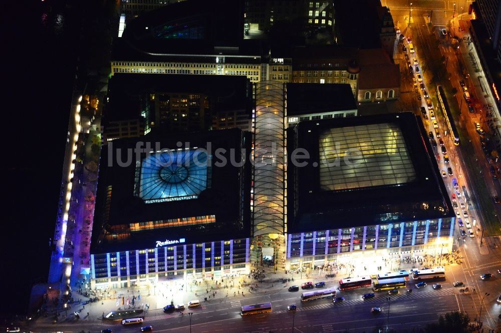 Nachtluftbild Berlin - Nachtluftbild vom erleuchteten City Quartier Dom Aquaree an der Karl-Liebknecht-Straße in Berlin-Mitte