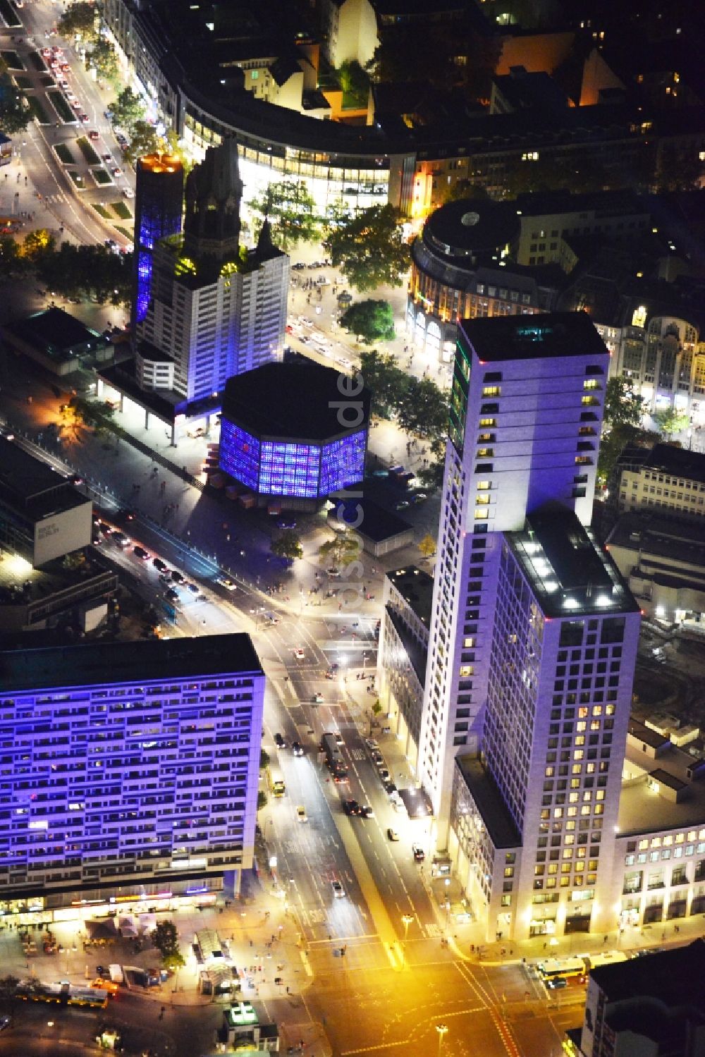 Nacht-Luftaufnahme Berlin - Nachtluftbild vom erleuchteten Hochhaus Zoofenster und der Kaiser-Wilhelm- Gedächtniskirche während des Festival of Lights in Berlin-Charlottenburg