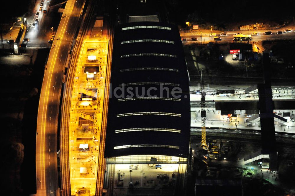 Nacht-Luftaufnahme Berlin - Nachtluftbild vom fertigen Hallendach beim Um- und Neubau des Berliner S-Bahnhof Ostkreuz der Deutschen Bahn