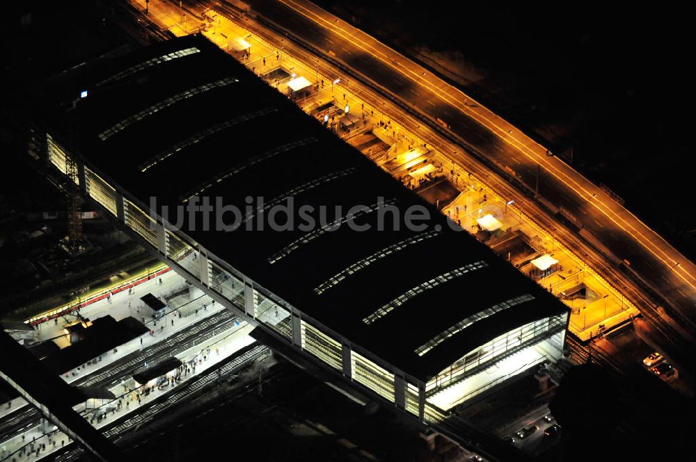 Nacht-Luftaufnahme Berlin - Nachtluftbild vom fertigen Hallendach beim Um- und Neubau des Berliner S-Bahnhof Ostkreuz der Deutschen Bahn