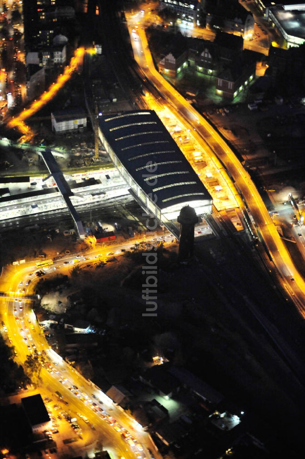 Berlin bei Nacht von oben - Nachtluftbild vom fertigen Hallendach beim Um- und Neubau des Berliner S-Bahnhof Ostkreuz der Deutschen Bahn