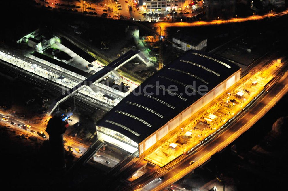 Berlin bei Nacht aus der Vogelperspektive: Nachtluftbild vom fertigen Hallendach beim Um- und Neubau des Berliner S-Bahnhof Ostkreuz der Deutschen Bahn