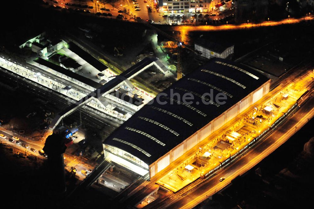 Nachtluftbild Berlin - Nachtluftbild vom fertigen Hallendach beim Um- und Neubau des Berliner S-Bahnhof Ostkreuz der Deutschen Bahn