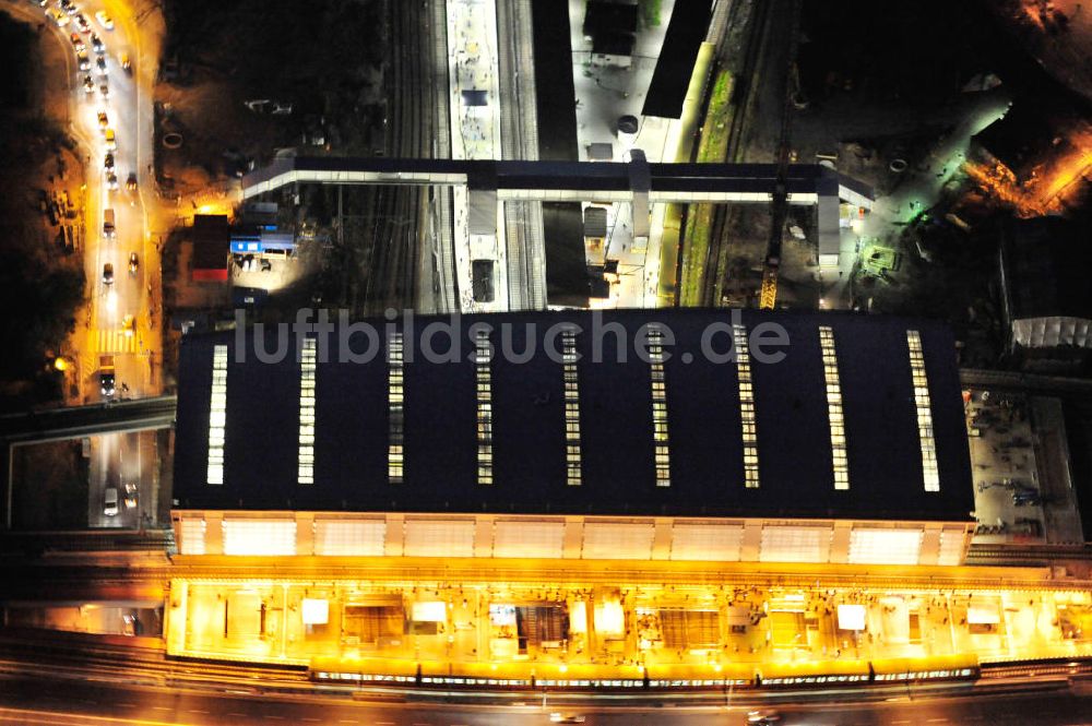 Nacht-Luftaufnahme Berlin - Nachtluftbild vom fertigen Hallendach beim Um- und Neubau des Berliner S-Bahnhof Ostkreuz der Deutschen Bahn