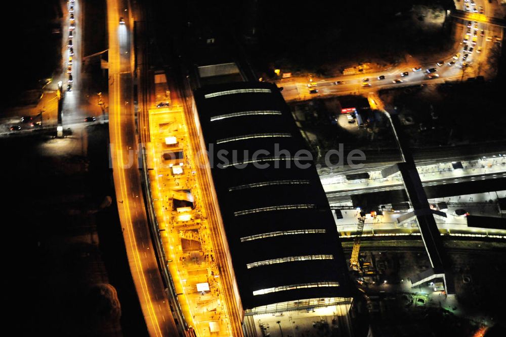 Berlin bei Nacht aus der Vogelperspektive: Nachtluftbild vom fertigen Hallendach beim Um- und Neubau des Berliner S-Bahnhof Ostkreuz der Deutschen Bahn