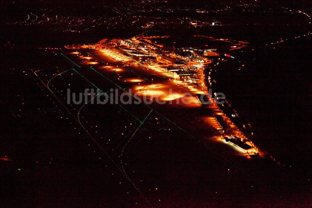 Stuttgart bei Nacht aus der Vogelperspektive: Nachtluftbild vom Flughafen Stuttgart mit dem angrenzenden Messegelände