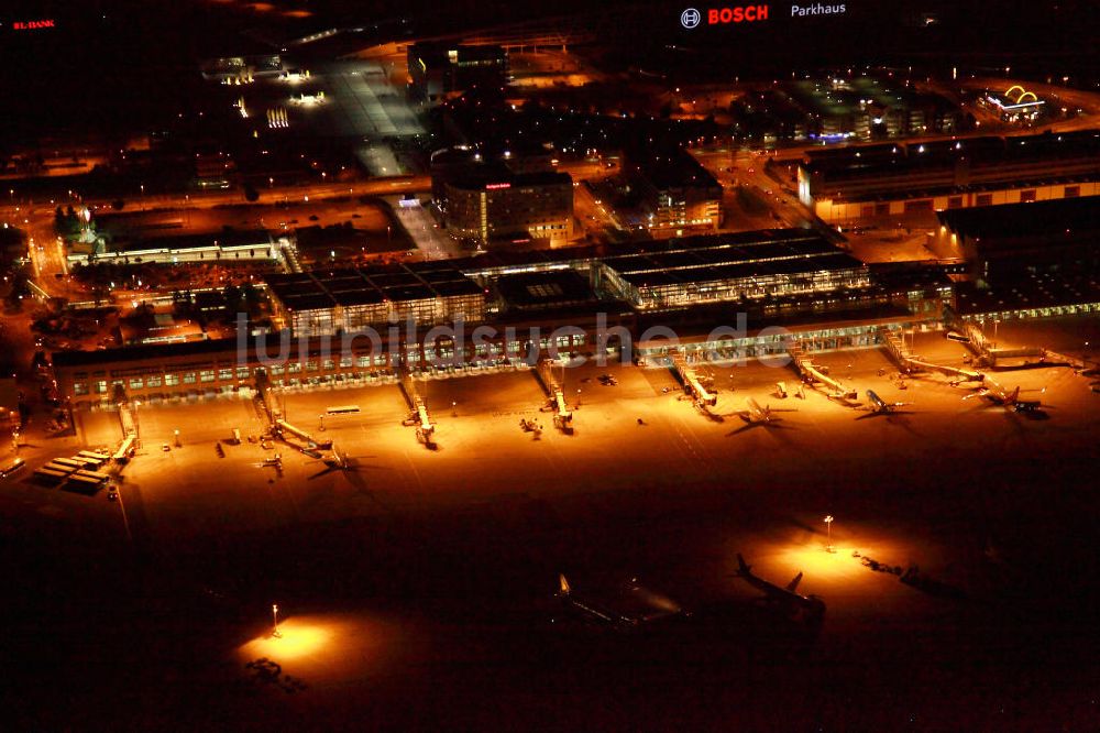 Nacht-Luftaufnahme Stuttgart - Nachtluftbild vom Flughafen Stuttgart mit dem angrenzenden Messegelände