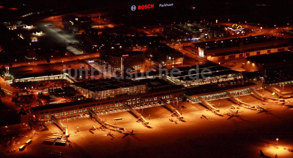 Stuttgart bei Nacht von oben - Nachtluftbild vom Flughafen Stuttgart mit dem angrenzenden Messegelände