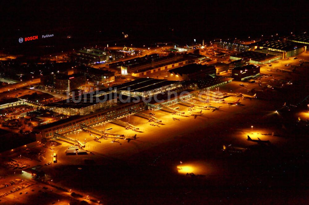 Stuttgart bei Nacht aus der Vogelperspektive: Nachtluftbild vom Flughafen Stuttgart mit dem angrenzenden Messegelände