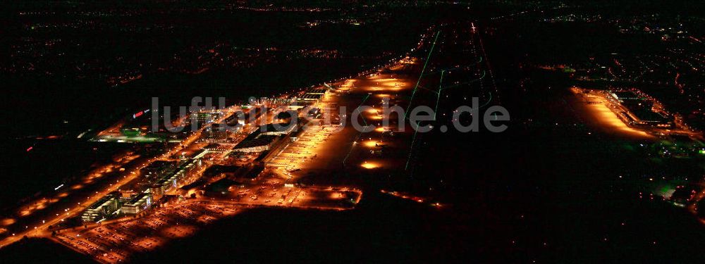 Nachtluftbild Stuttgart - Nachtluftbild vom Flughafen Stuttgart mit dem angrenzenden Messegelände