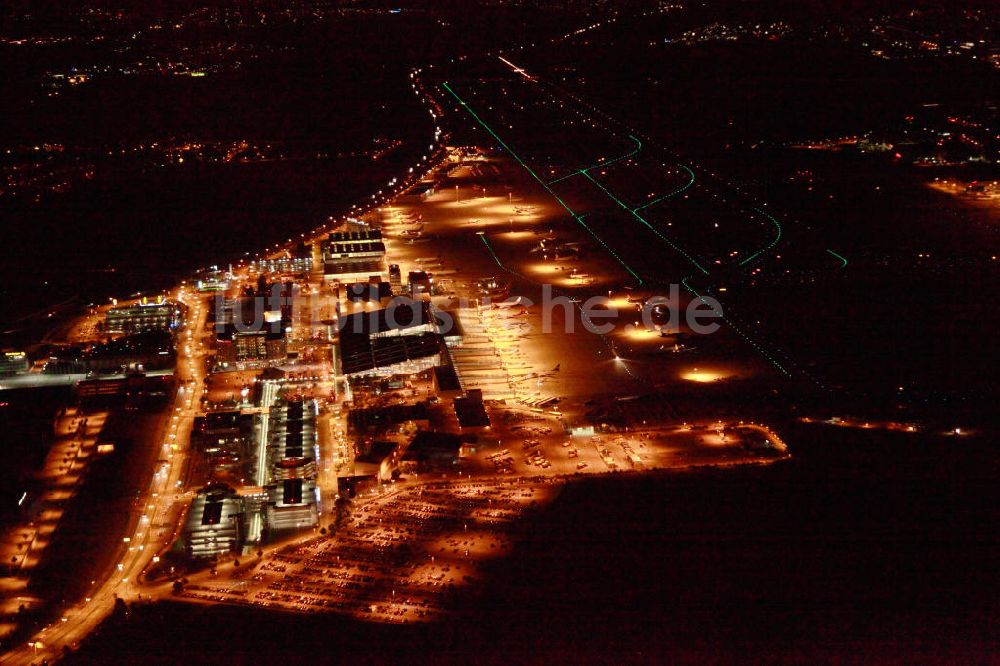 Nacht-Luftaufnahme Stuttgart - Nachtluftbild vom Flughafen Stuttgart mit dem angrenzenden Messegelände