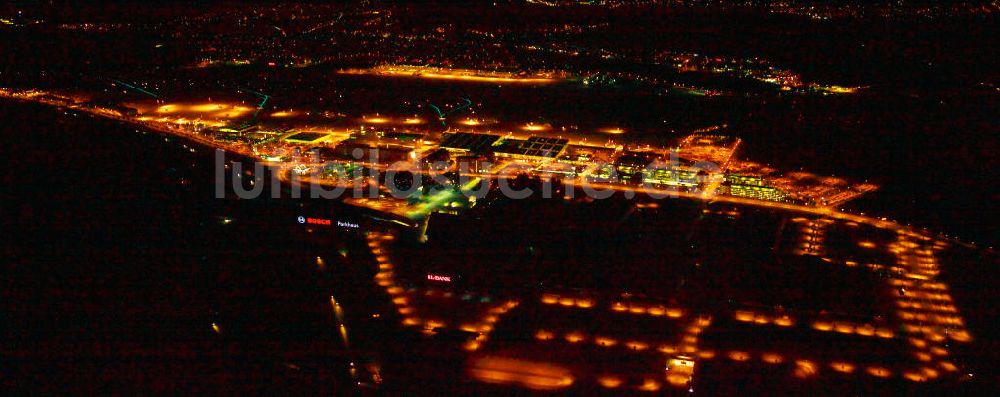 Stuttgart bei Nacht von oben - Nachtluftbild vom Flughafen Stuttgart mit dem angrenzenden Messegelände